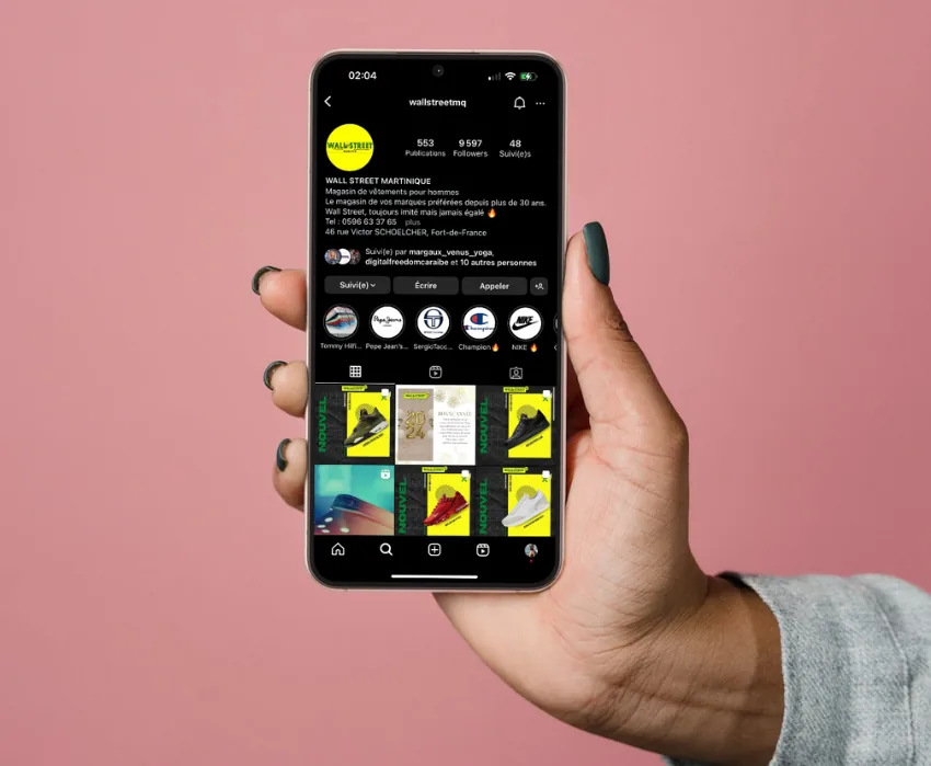 Compte Instagram de Wall Street Martinique affiché sur un téléphone